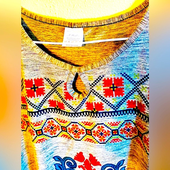 Collection Tribal Top, Size XL - Picture 2 of 3